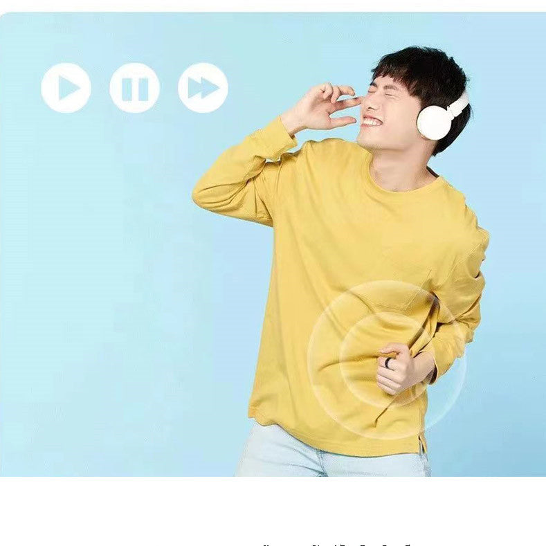 Man listening to music while wearing Bluetooth Mobile Phone Screening Ring